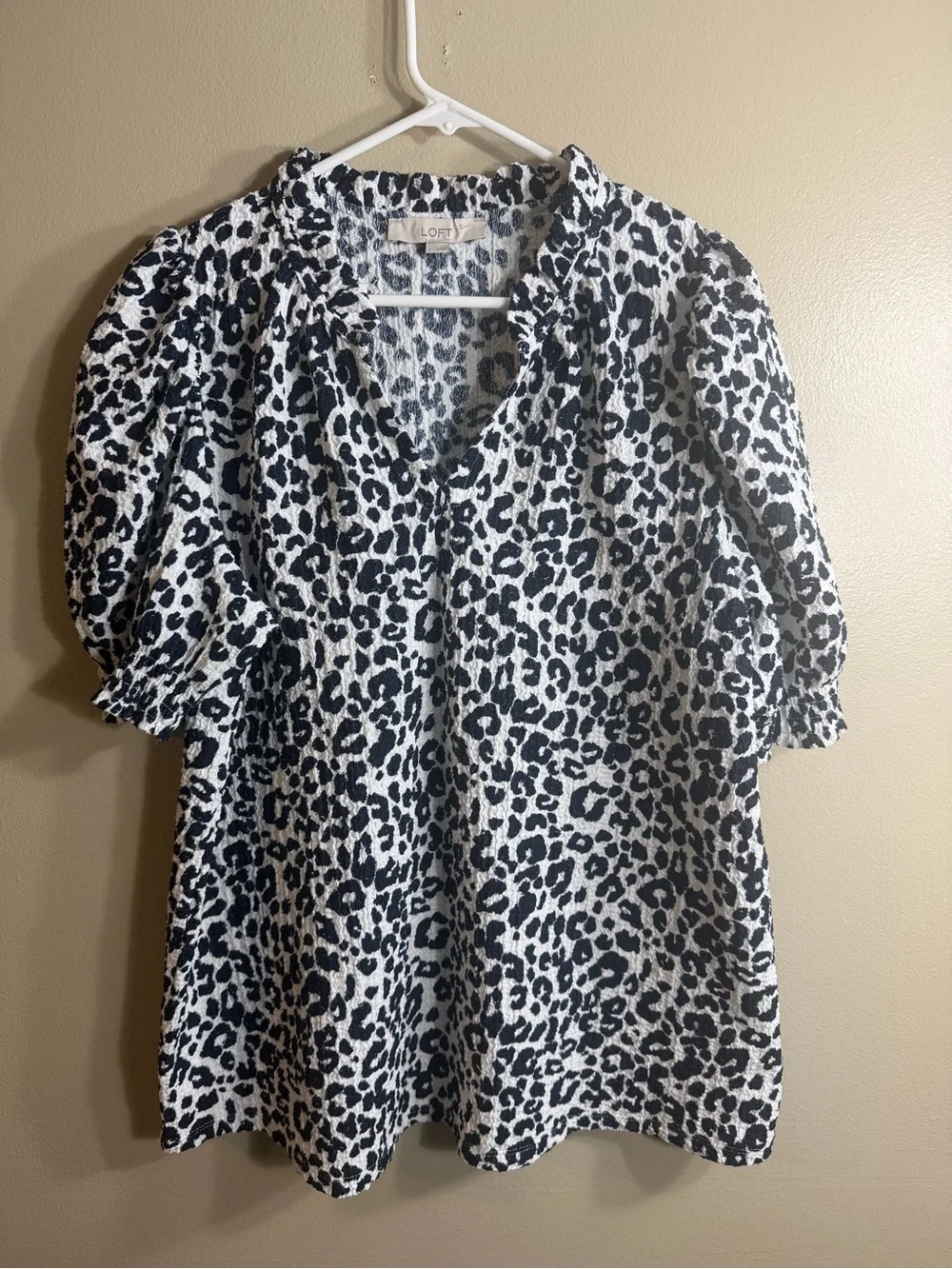 LOFT Dark Navy White Leopard Print Puff Sleeve Textured Blouse Large